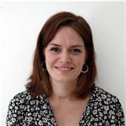 Docente di storia dell'arte impartisce lezioni per studenti di scuola secondaria di I e II grado e universitari